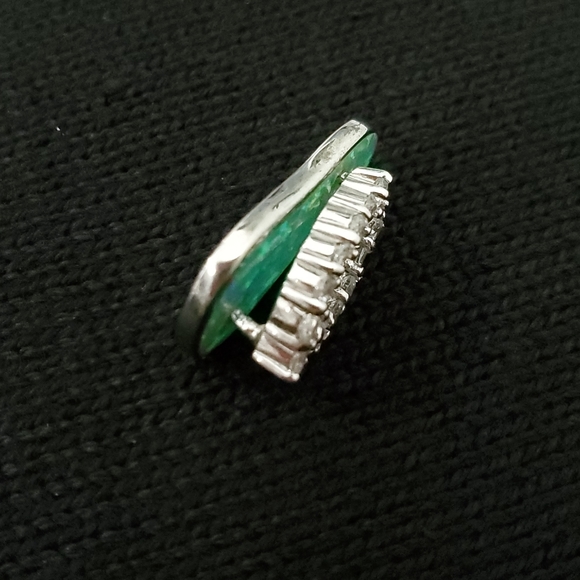 Emerald Green and Silver Sandal Pendant - Picture 4 of 7